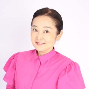 ピンクの服を着た女性
